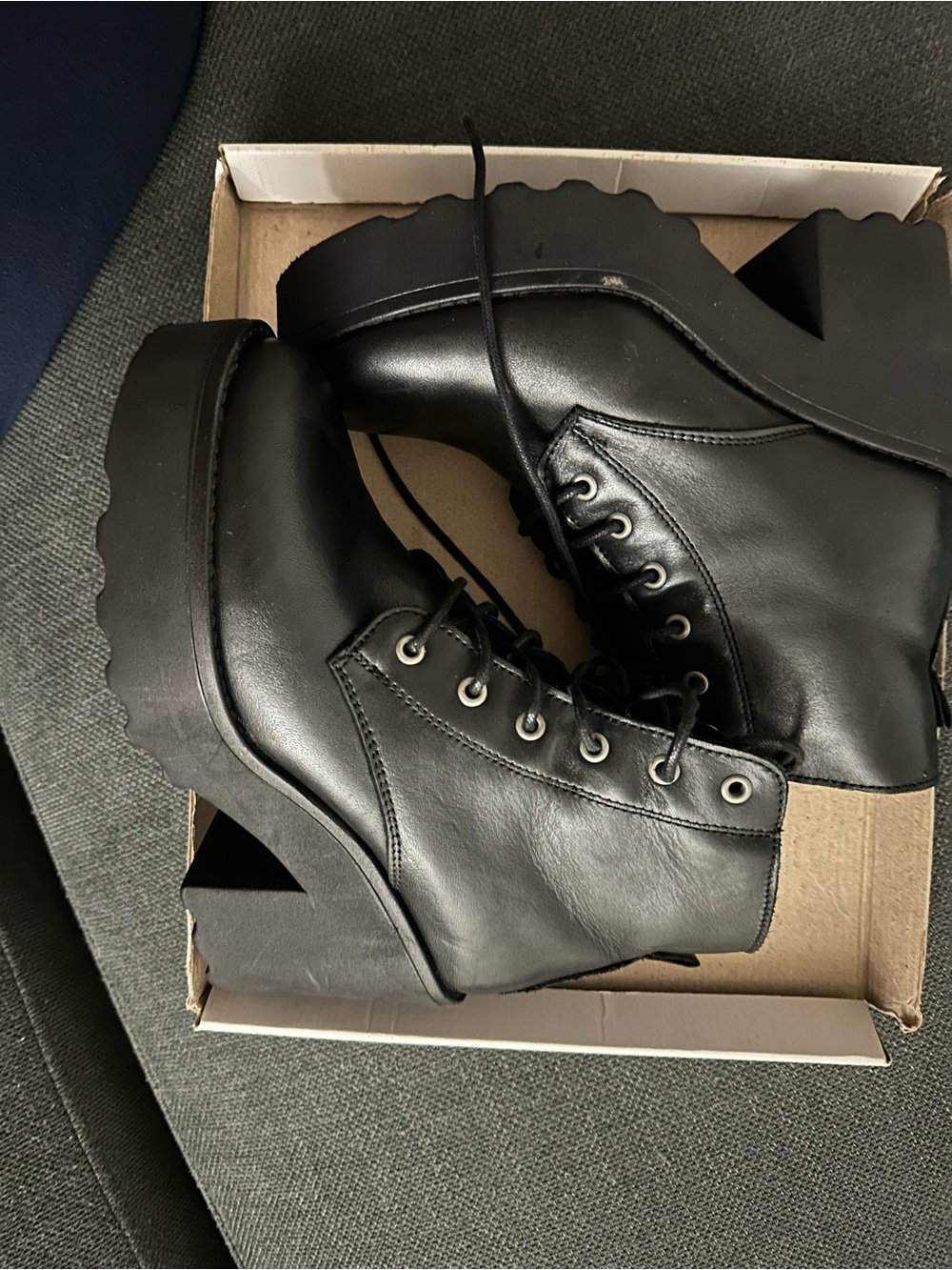 Steve Madden Box in Gray and Black